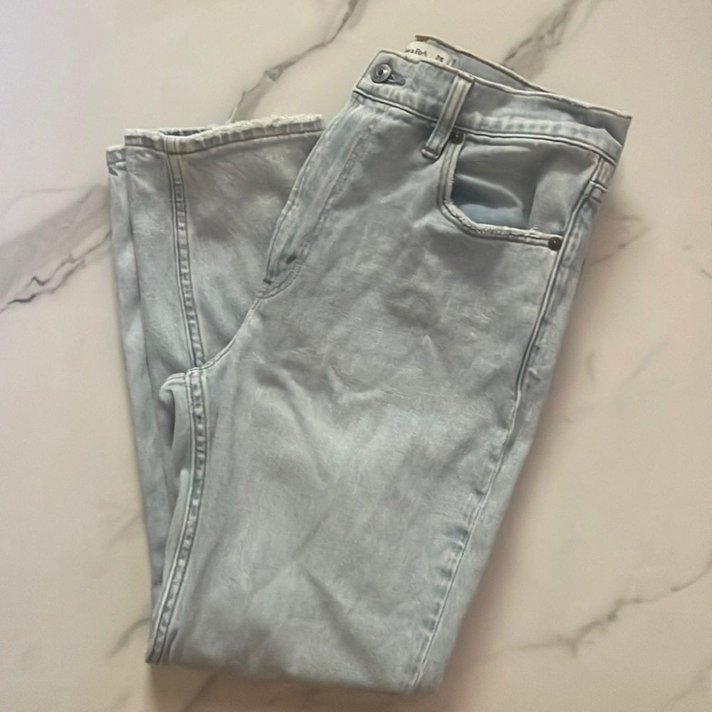 Like New- Abercrombie and Fitch light wash denim 28/06 short.